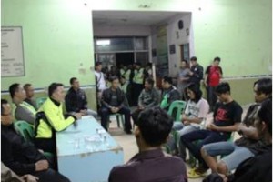 Kapolres Kuningan, AKBP Harry Kurniawan SIK MH saat memediasi bentrokan antar warga.